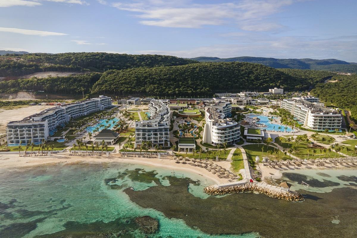 Ocean Eden Bay (Adults Only) Hotel Spring Rises Kültér fotó Aerial view of the resort
